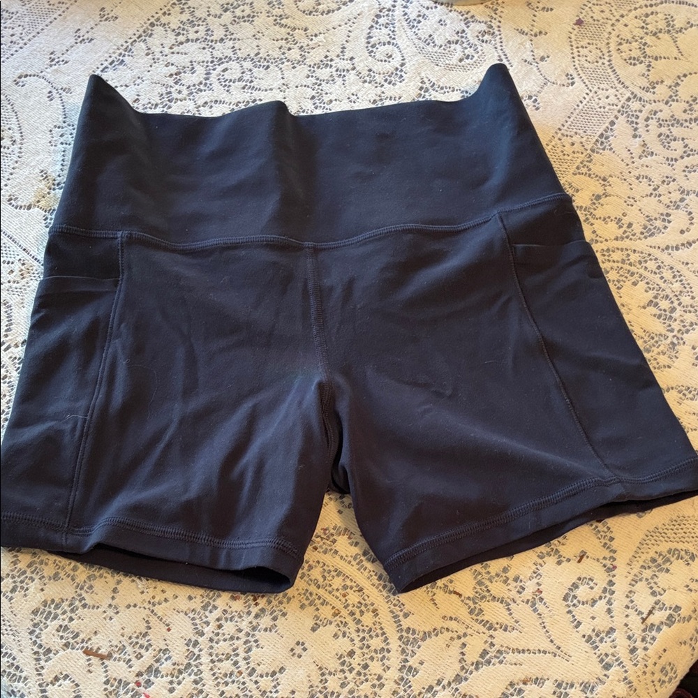 Athleta salutation 5in slash pocket shorts